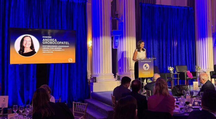 Andrea Grobocopatel recibe premio en OEA